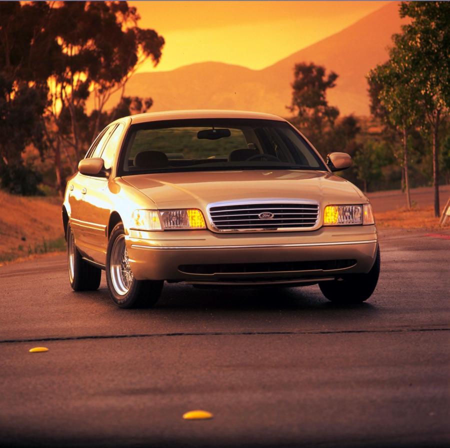  Ford Crown Victoria 1998 года  (фото 16 из 161)